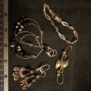 Lot of earrings and a lonely anklet.